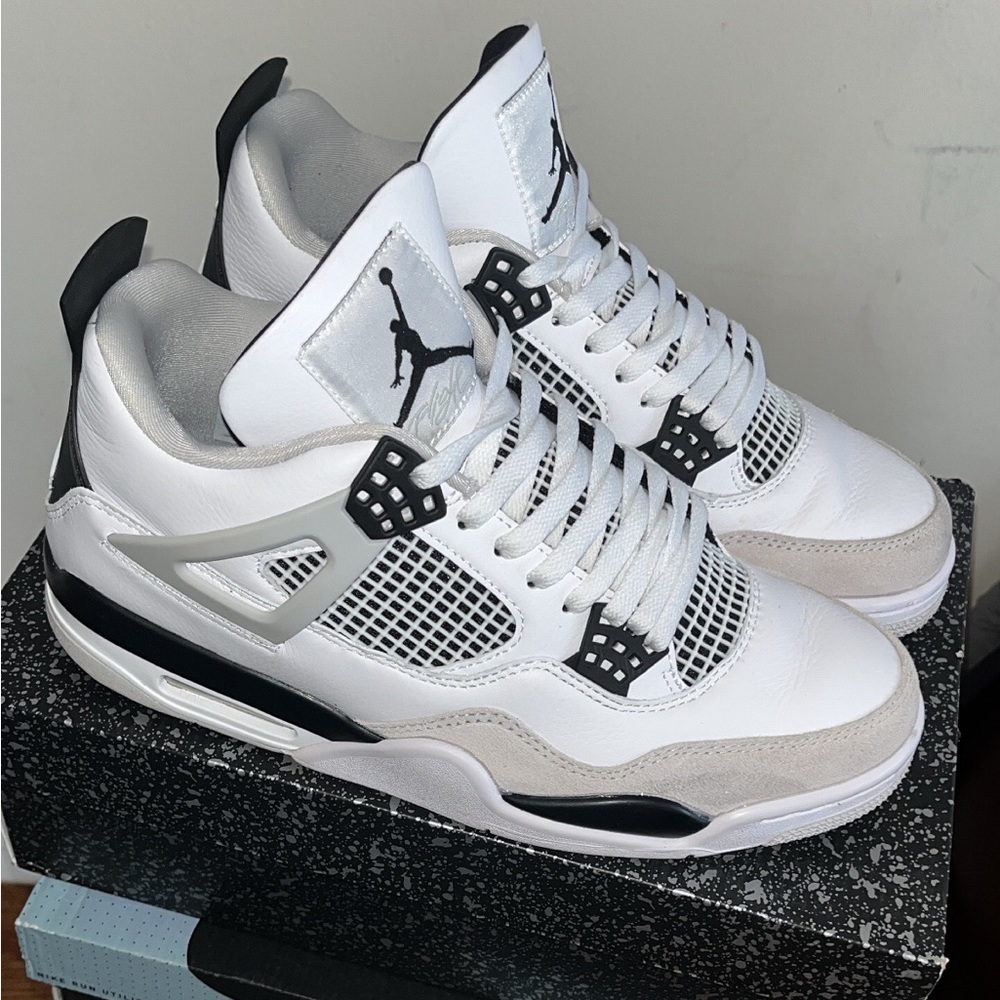 Air Jordan 4 Retro “Military Black” 2022